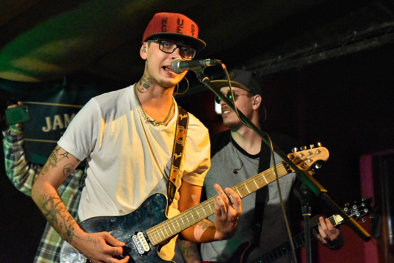 Energický koncert s neočekávanými tanečními kreacemi. Pekař dorazil do plzeňského Zach's Pubu