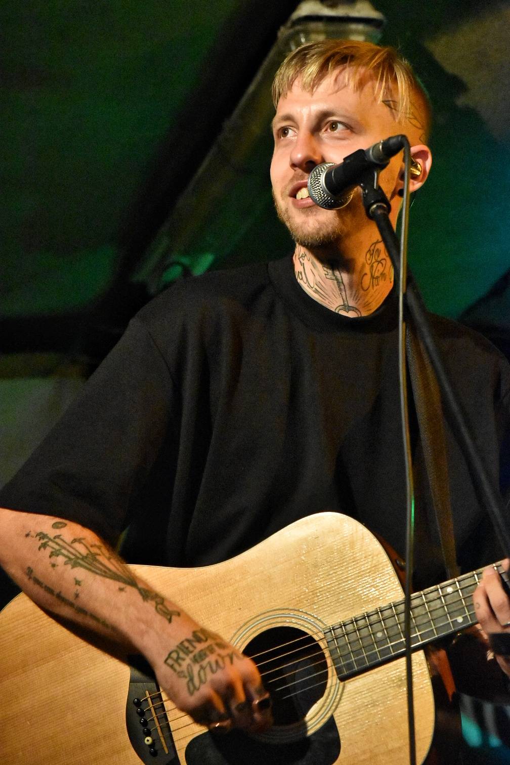 Energický koncert s neočekávanými tanečními kreacemi. Pekař dorazil do plzeňského Zach's Pubu