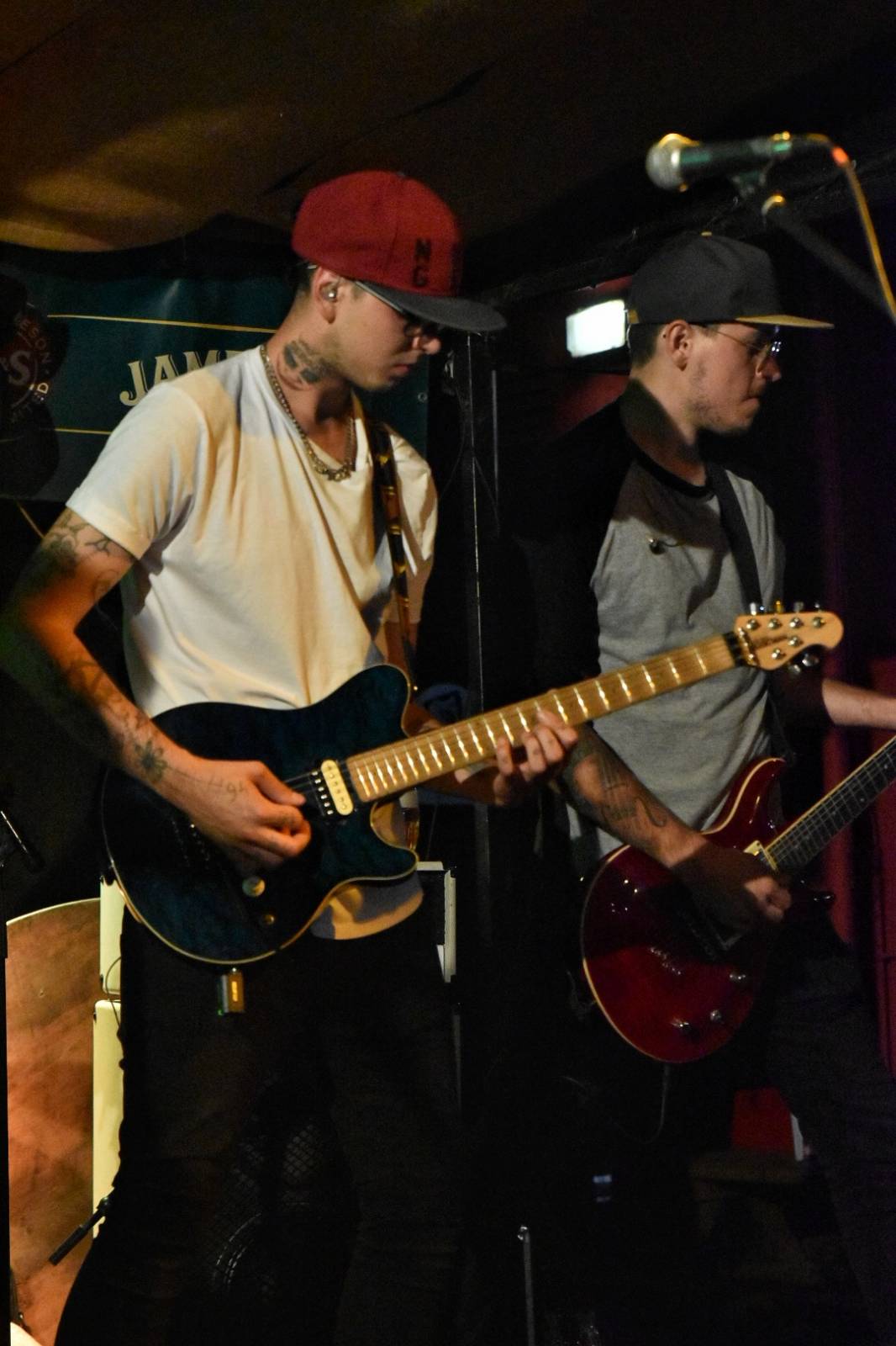 Energický koncert s neočekávanými tanečními kreacemi. Pekař dorazil do plzeňského Zach's Pubu