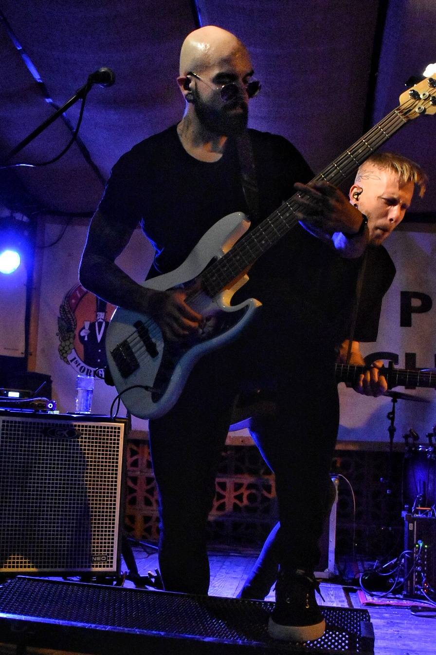 Energický koncert s neočekávanými tanečními kreacemi. Pekař dorazil do plzeňského Zach's Pubu