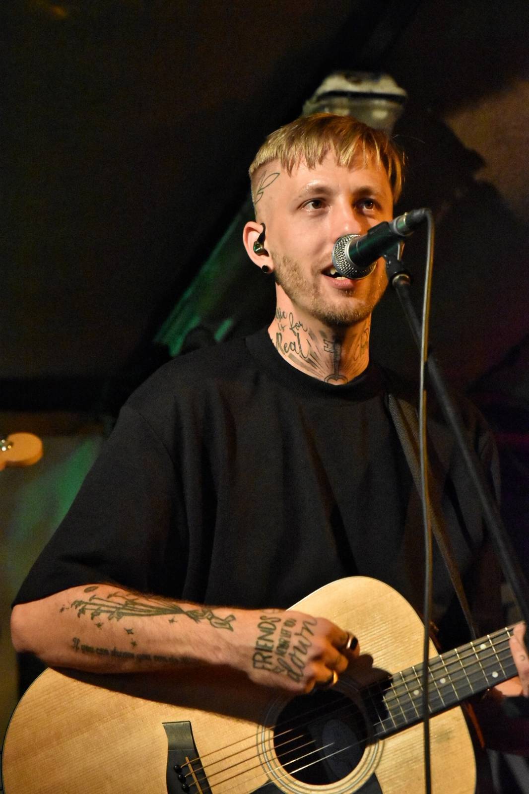 Energický koncert s neočekávanými tanečními kreacemi. Pekař dorazil do plzeňského Zach's Pubu