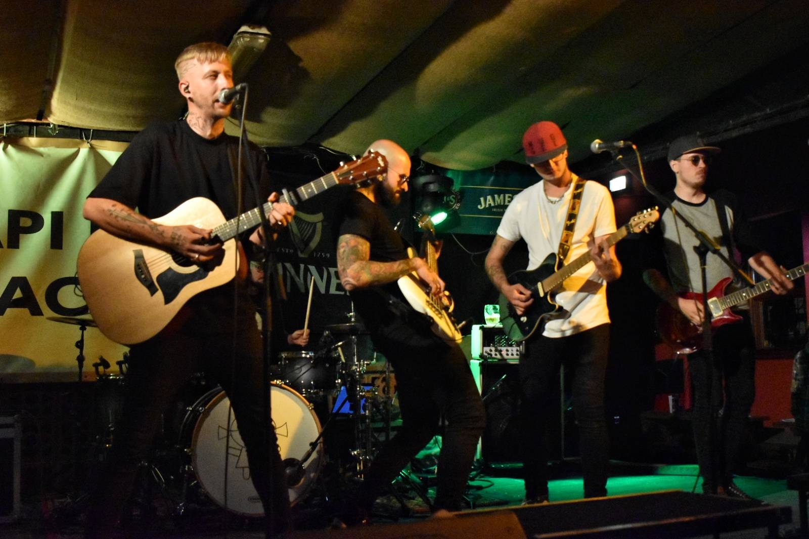 Energický koncert s neočekávanými tanečními kreacemi. Pekař dorazil do plzeňského Zach's Pubu