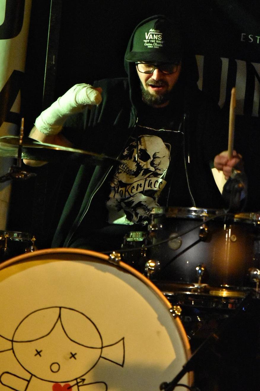 Energický koncert s neočekávanými tanečními kreacemi. Pekař dorazil do plzeňského Zach's Pubu