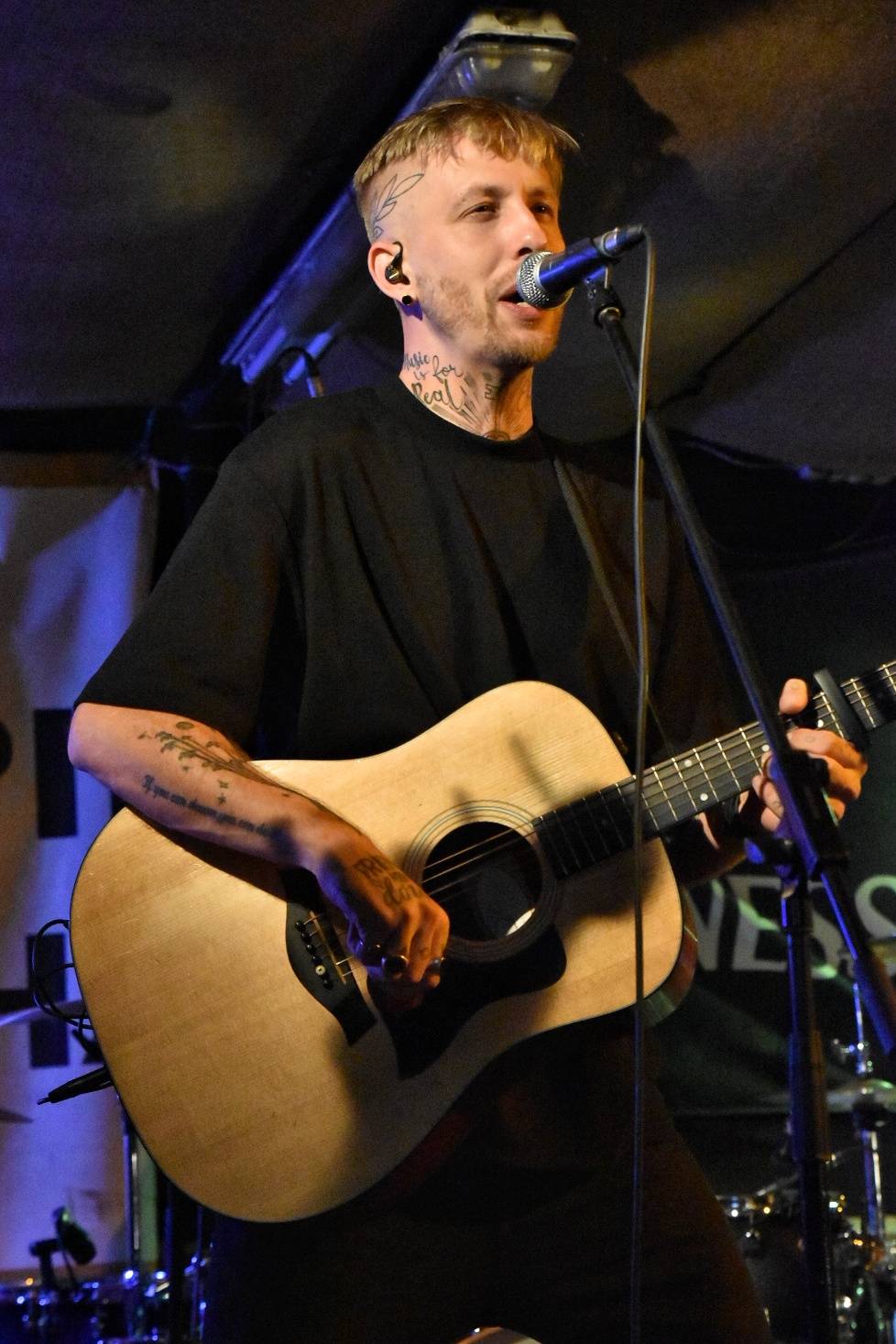 Energický koncert s neočekávanými tanečními kreacemi. Pekař dorazil do plzeňského Zach's Pubu