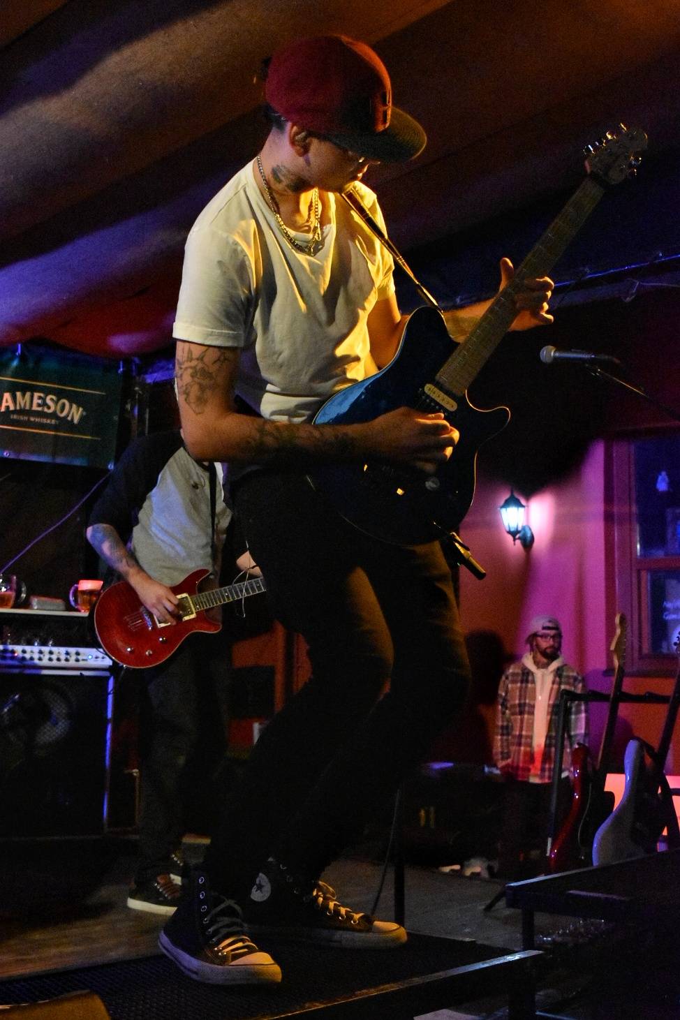 Energický koncert s neočekávanými tanečními kreacemi. Pekař dorazil do plzeňského Zach's Pubu