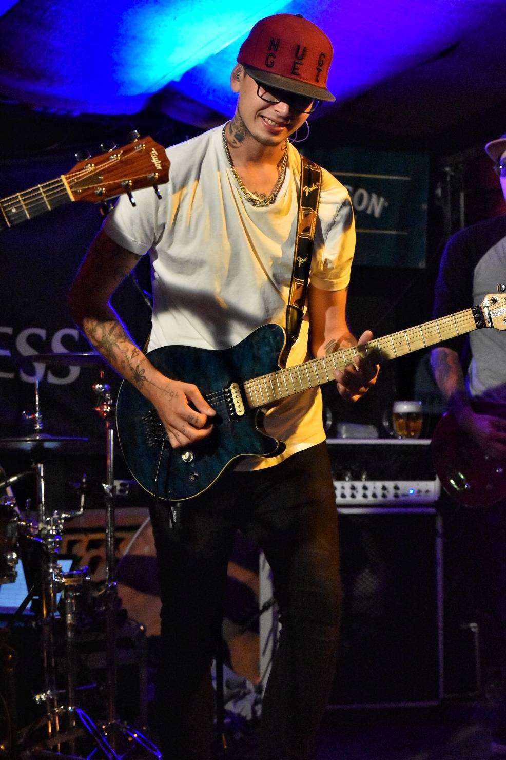 Energický koncert s neočekávanými tanečními kreacemi. Pekař dorazil do plzeňského Zach's Pubu