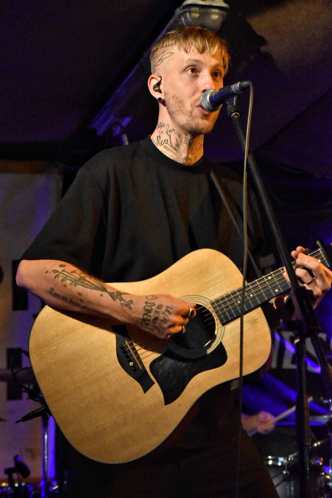 Energický koncert s neočekávanými tanečními kreacemi. Pekař dorazil do plzeňského Zach's Pubu