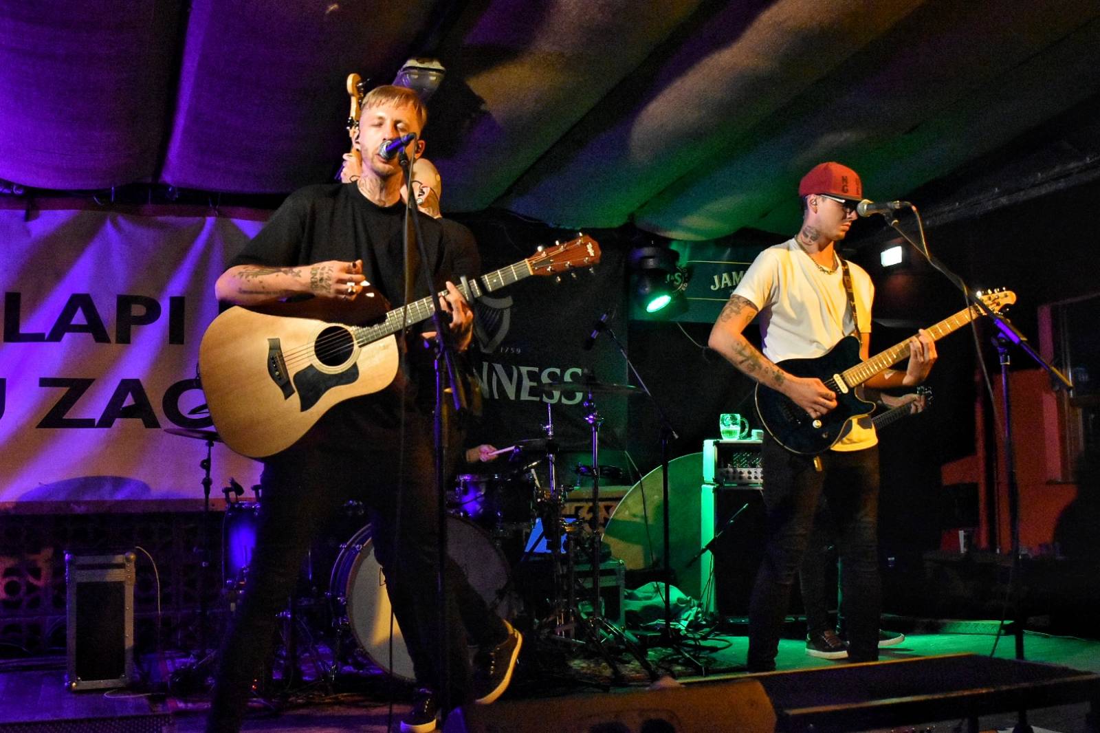 Energický koncert s neočekávanými tanečními kreacemi. Pekař dorazil do plzeňského Zach's Pubu