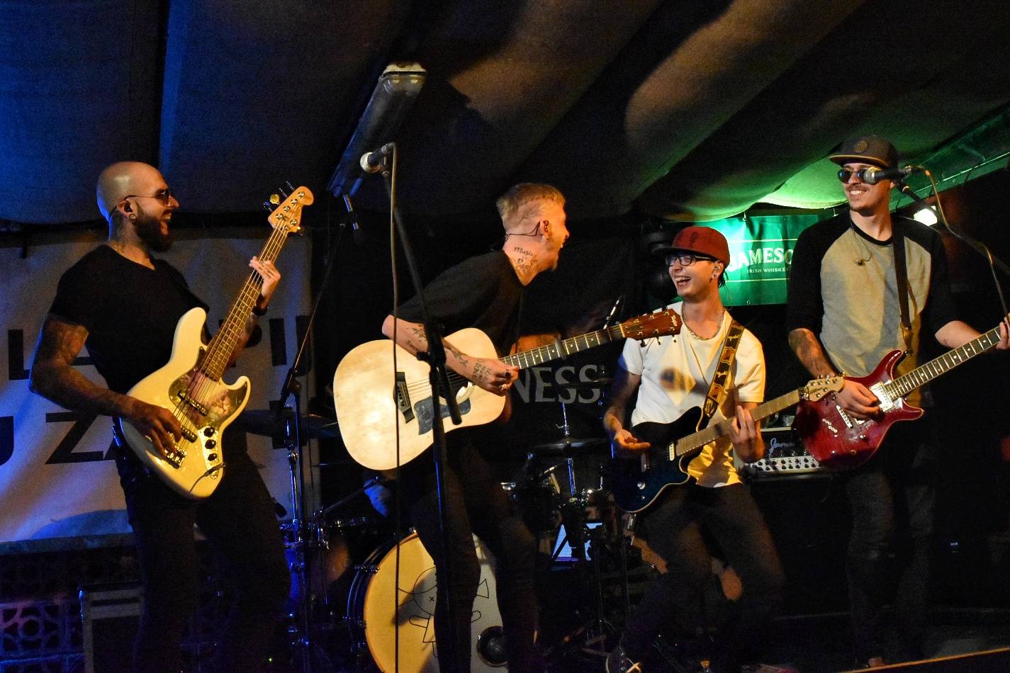 Energický koncert s neočekávanými tanečními kreacemi. Pekař dorazil do plzeňského Zach's Pubu