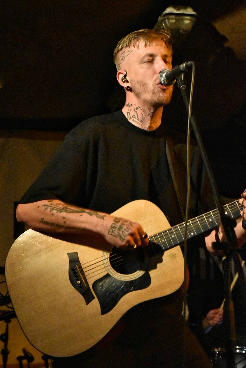 Energický koncert s neočekávanými tanečními kreacemi. Pekař dorazil do plzeňského Zach's Pubu