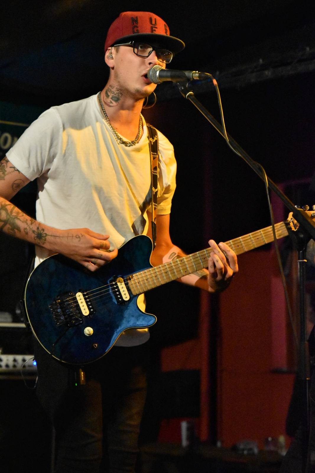 Energický koncert s neočekávanými tanečními kreacemi. Pekař dorazil do plzeňského Zach's Pubu