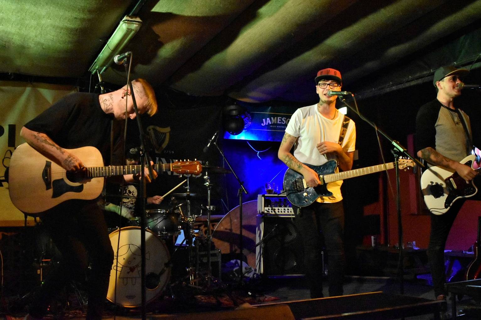 Energický koncert s neočekávanými tanečními kreacemi. Pekař dorazil do plzeňského Zach's Pubu