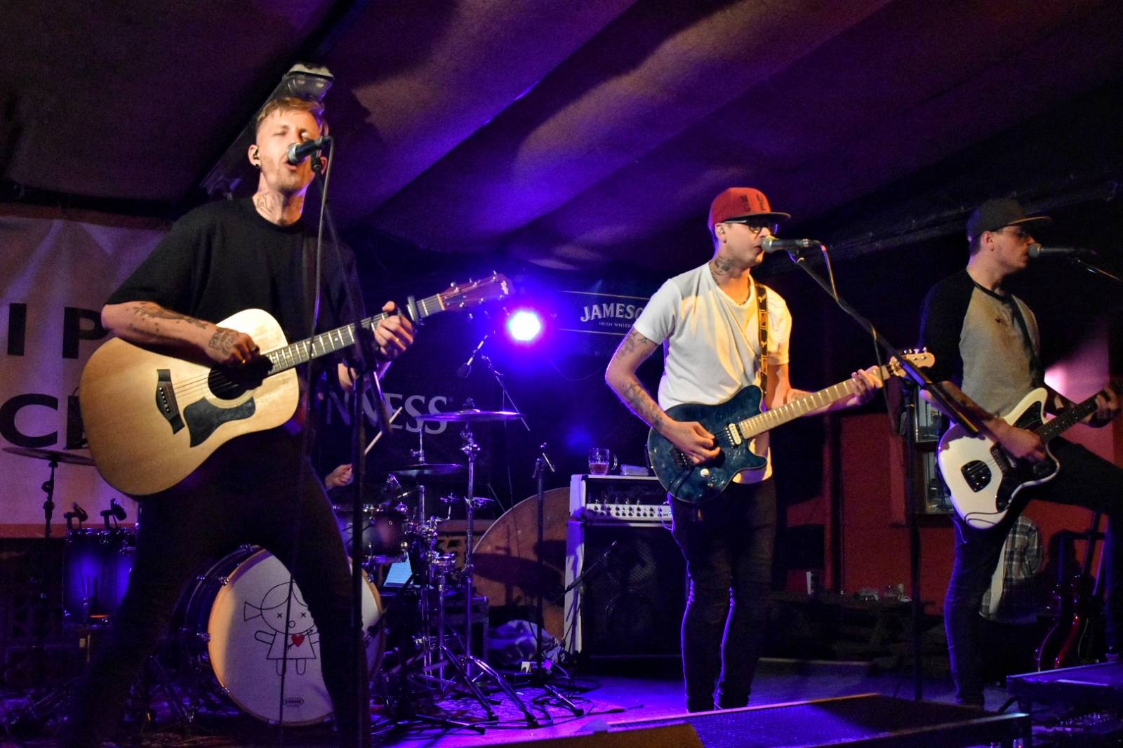 Energický koncert s neočekávanými tanečními kreacemi. Pekař dorazil do plzeňského Zach's Pubu