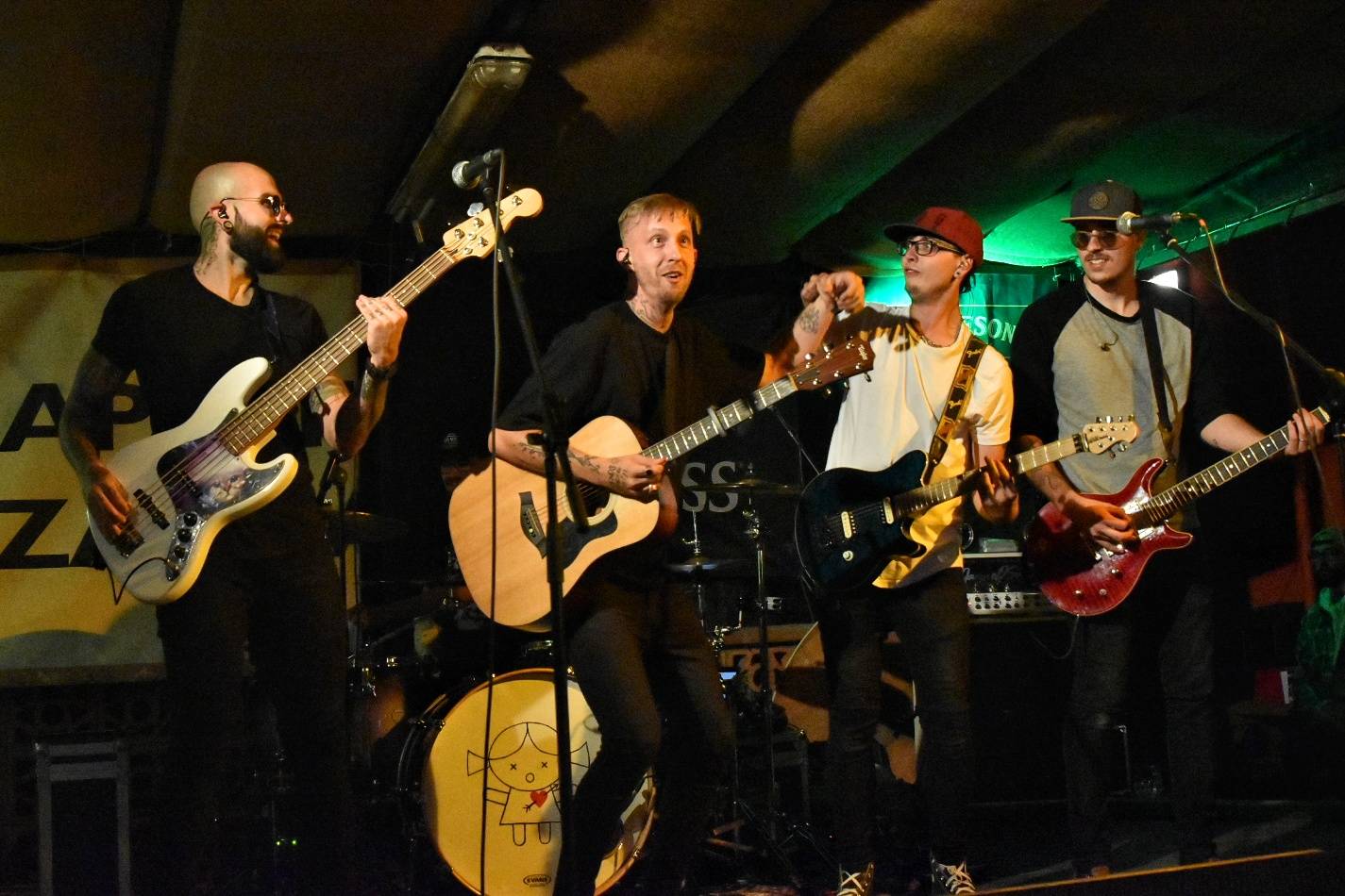 Energický koncert s neočekávanými tanečními kreacemi. Pekař dorazil do plzeňského Zach's Pubu