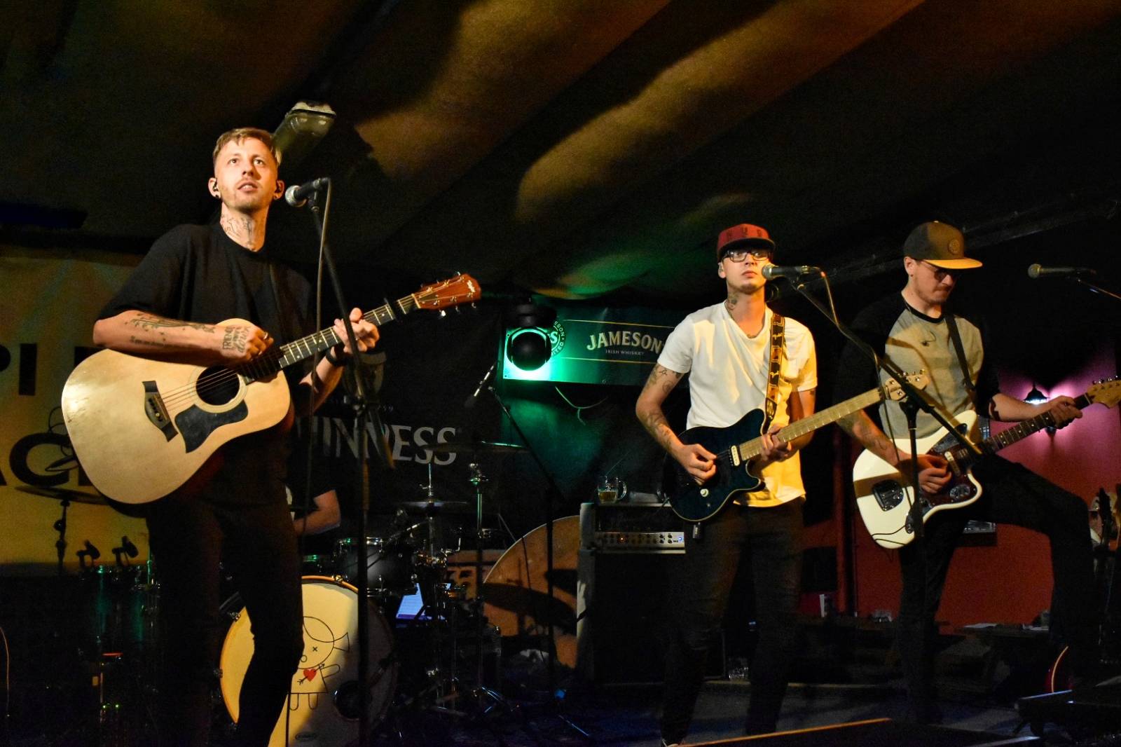 Energický koncert s neočekávanými tanečními kreacemi. Pekař dorazil do plzeňského Zach's Pubu