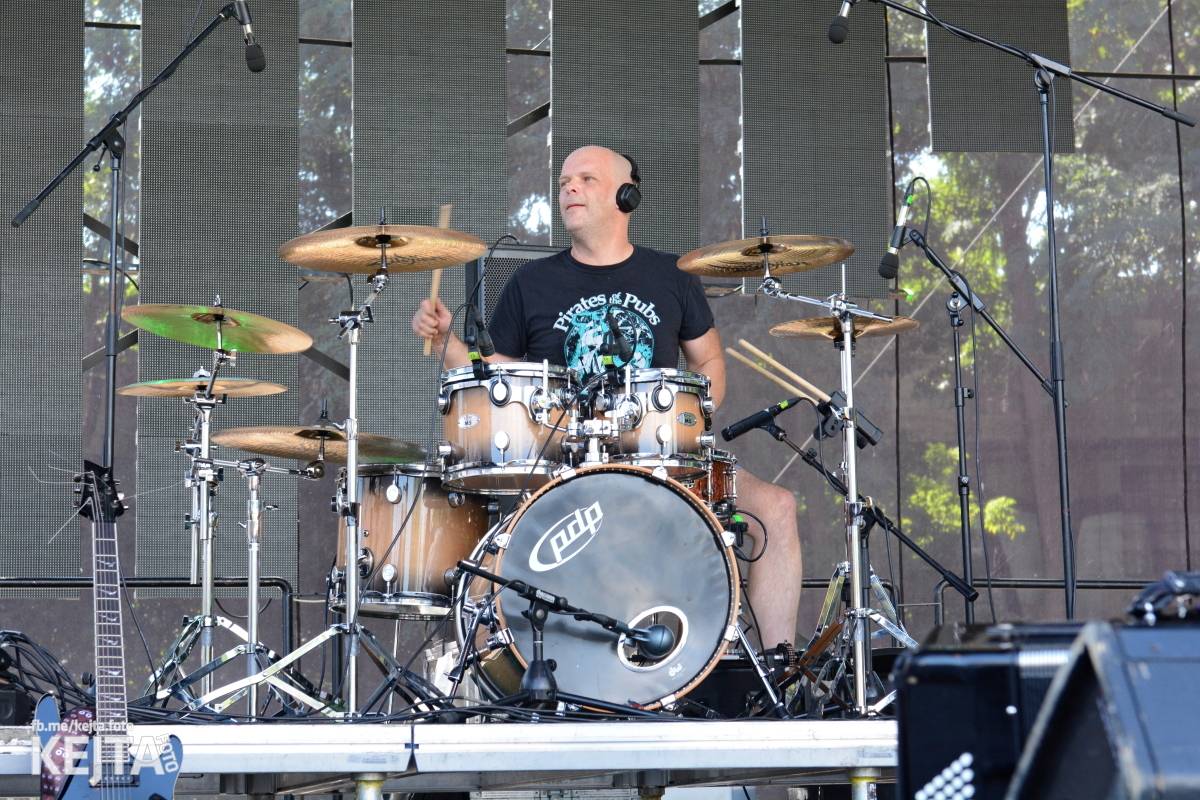 Páteční oslava Tří sester byla plná nejen punkových legend, zahráli Visací zámek, Ivan Mládek i Plexis