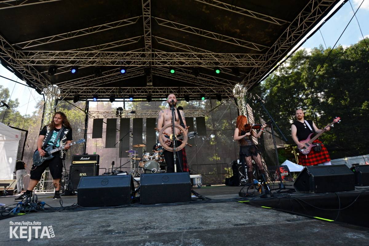 Páteční oslava Tří sester byla plná nejen punkových legend, zahráli Visací zámek, Ivan Mládek i Plexis