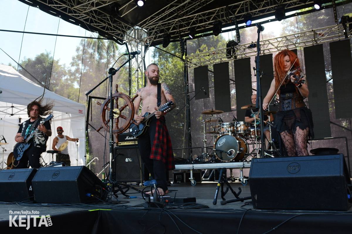 Páteční oslava Tří sester byla plná nejen punkových legend, zahráli Visací zámek, Ivan Mládek i Plexis