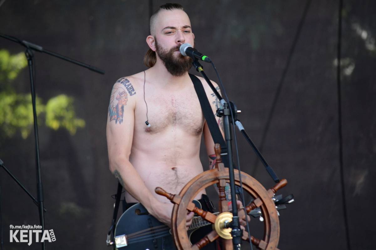 Páteční oslava Tří sester byla plná nejen punkových legend, zahráli Visací zámek, Ivan Mládek i Plexis