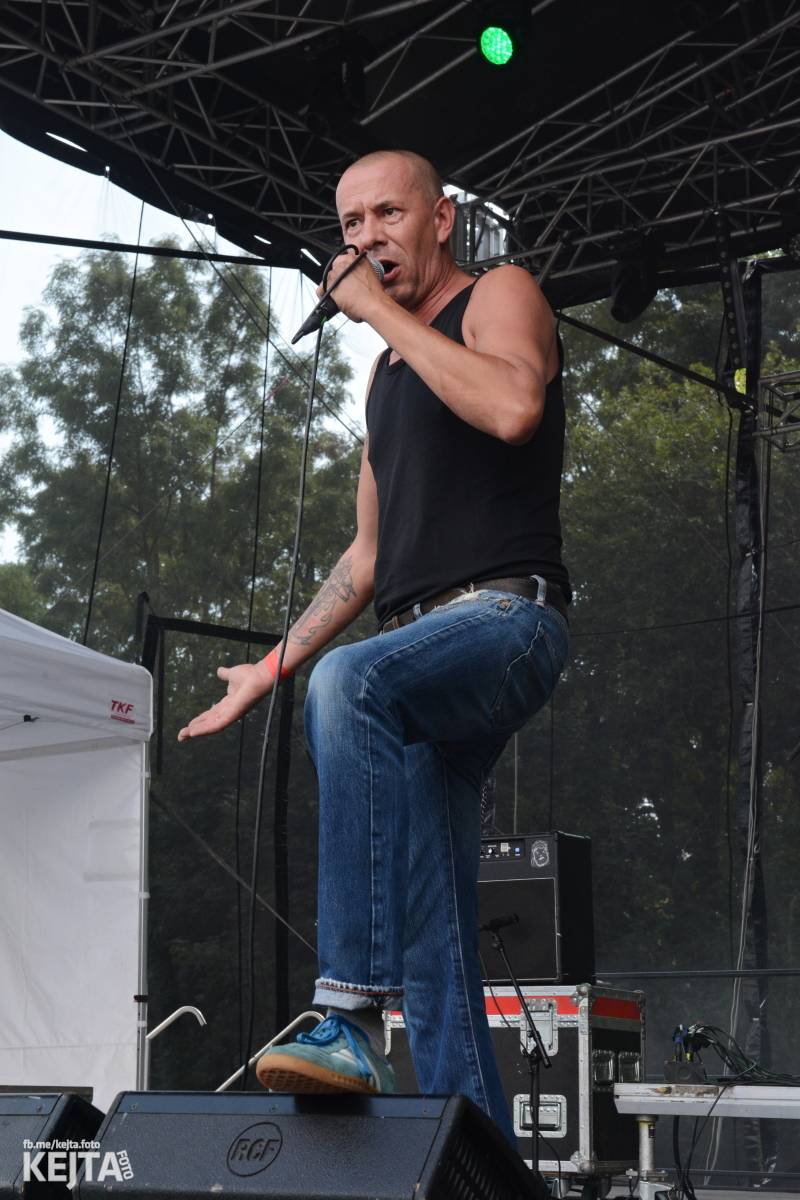 Páteční oslava Tří sester byla plná nejen punkových legend, zahráli Visací zámek, Ivan Mládek i Plexis