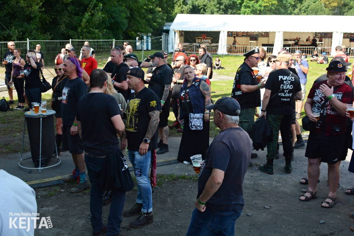 Páteční oslava Tří sester byla plná nejen punkových legend, zahráli Visací zámek, Ivan Mládek i Plexis