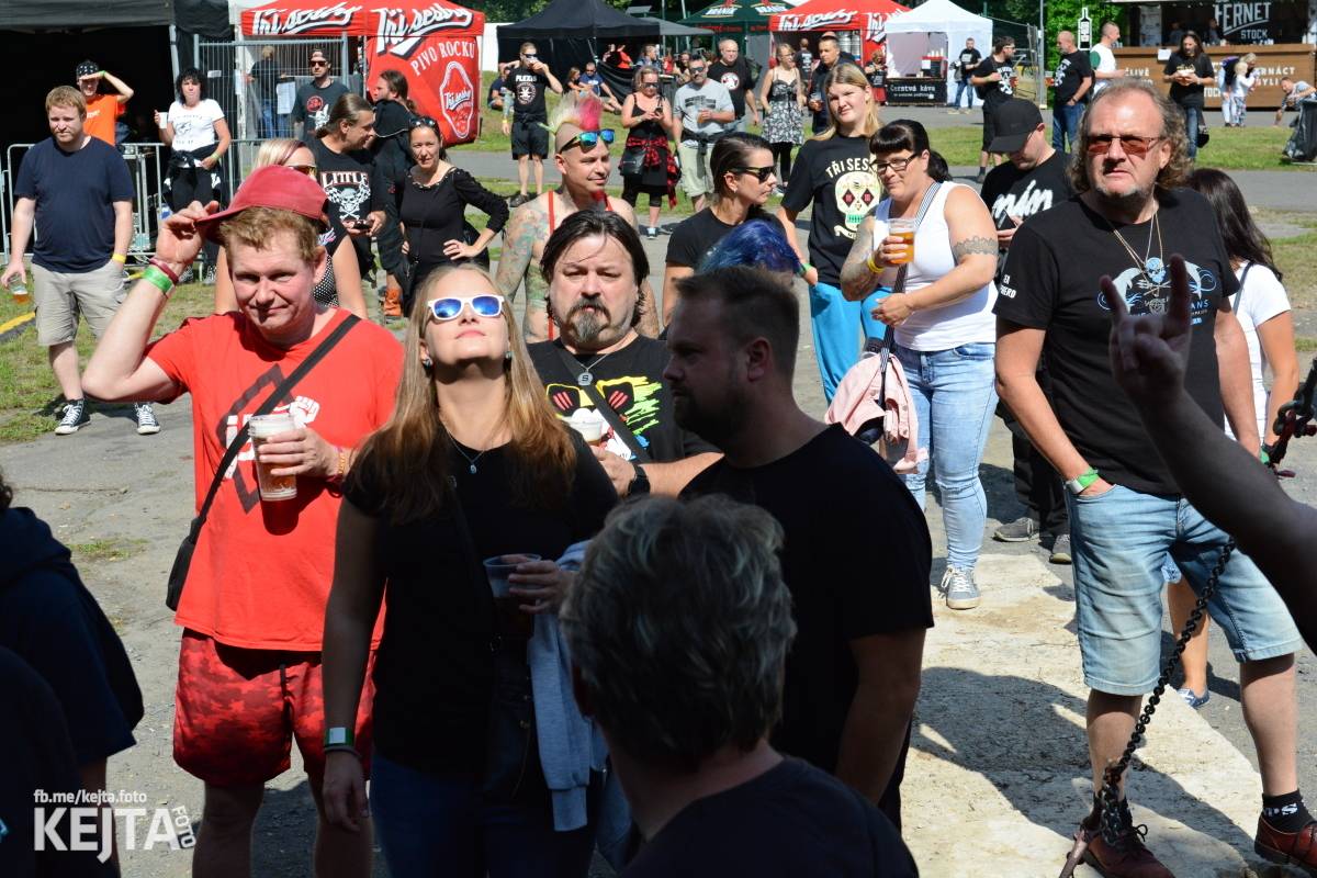 Páteční oslava Tří sester byla plná nejen punkových legend, zahráli Visací zámek, Ivan Mládek i Plexis