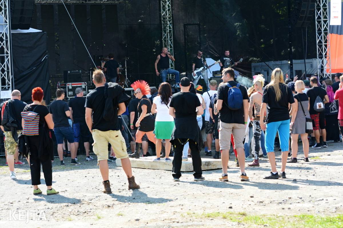 Páteční oslava Tří sester byla plná nejen punkových legend, zahráli Visací zámek, Ivan Mládek i Plexis