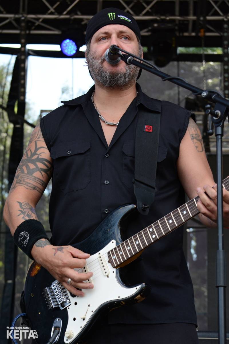 Páteční oslava Tří sester byla plná nejen punkových legend, zahráli Visací zámek, Ivan Mládek i Plexis