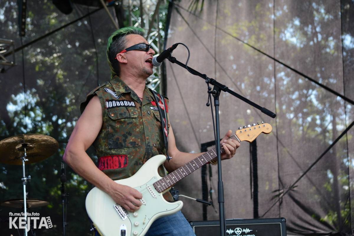 Páteční oslava Tří sester byla plná nejen punkových legend, zahráli Visací zámek, Ivan Mládek i Plexis