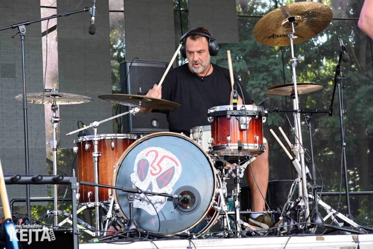 Páteční oslava Tří sester byla plná nejen punkových legend, zahráli Visací zámek, Ivan Mládek i Plexis