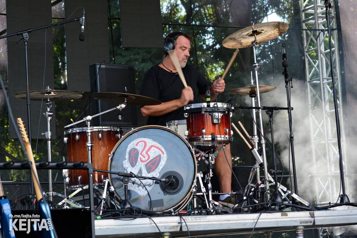 Páteční oslava Tří sester byla plná nejen punkových legend, zahráli Visací zámek, Ivan Mládek i Plexis