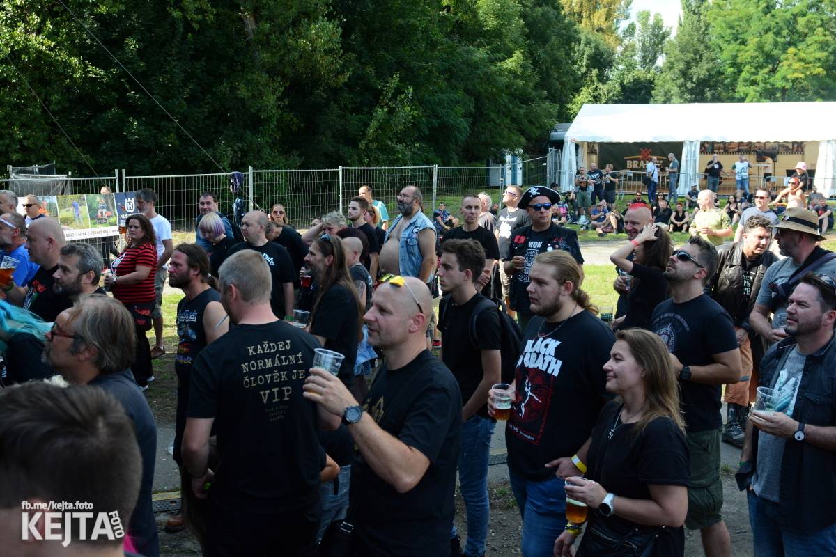 Páteční oslava Tří sester byla plná nejen punkových legend, zahráli Visací zámek, Ivan Mládek i Plexis