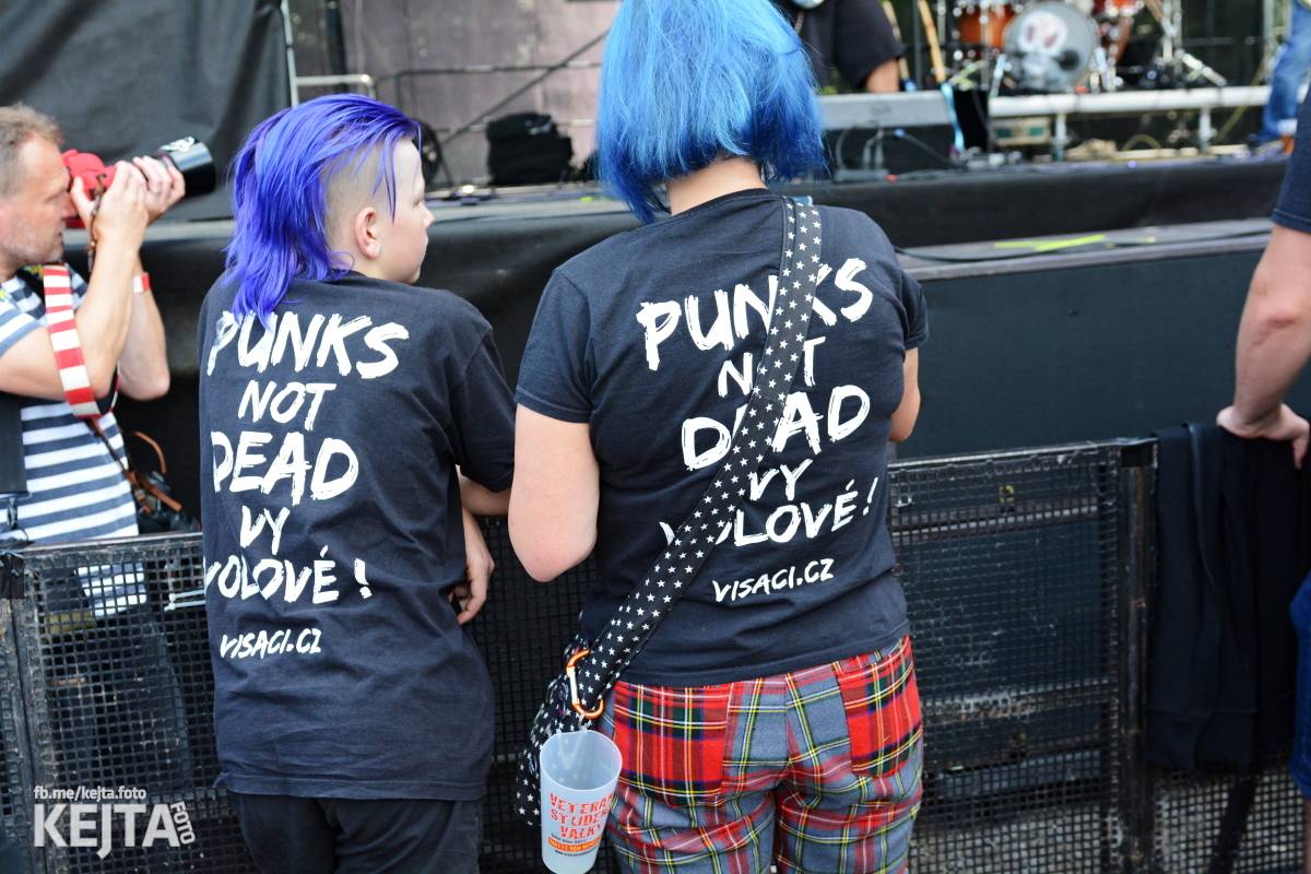Páteční oslava Tří sester byla plná nejen punkových legend, zahráli Visací zámek, Ivan Mládek i Plexis