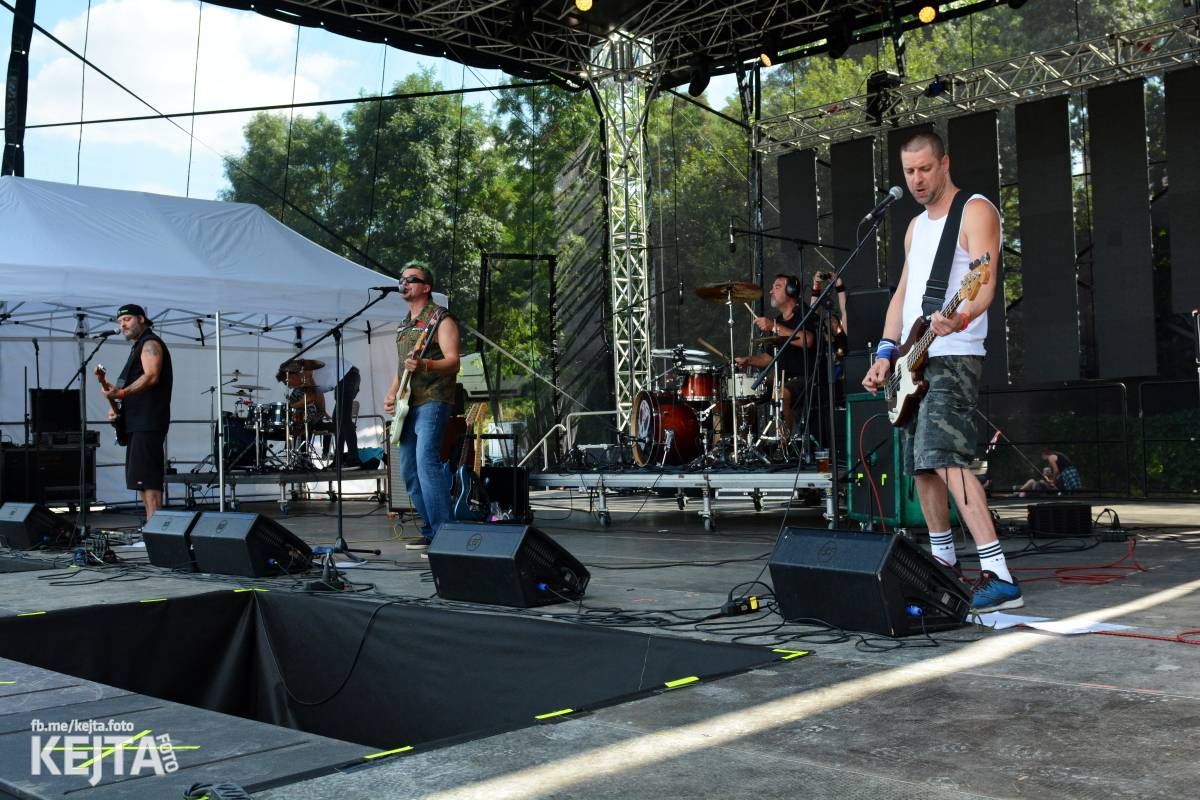 Páteční oslava Tří sester byla plná nejen punkových legend, zahráli Visací zámek, Ivan Mládek i Plexis