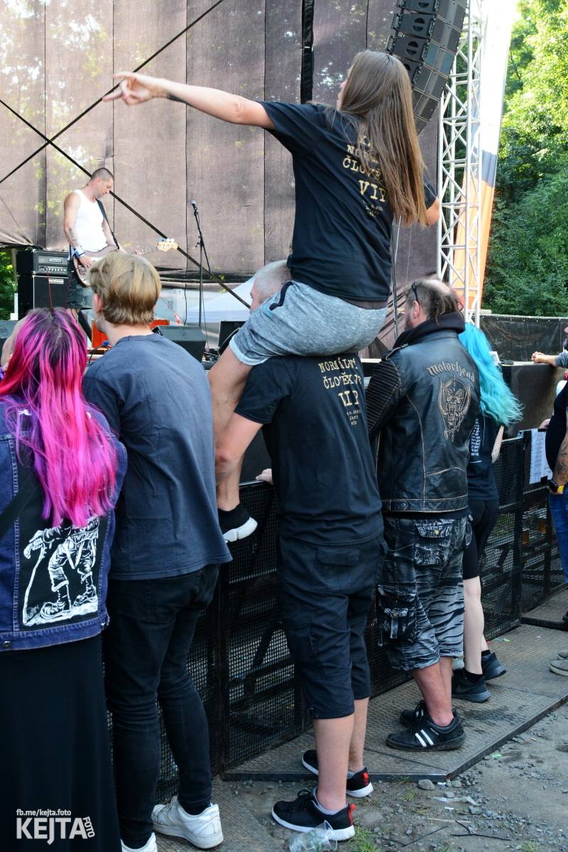 Páteční oslava Tří sester byla plná nejen punkových legend, zahráli Visací zámek, Ivan Mládek i Plexis