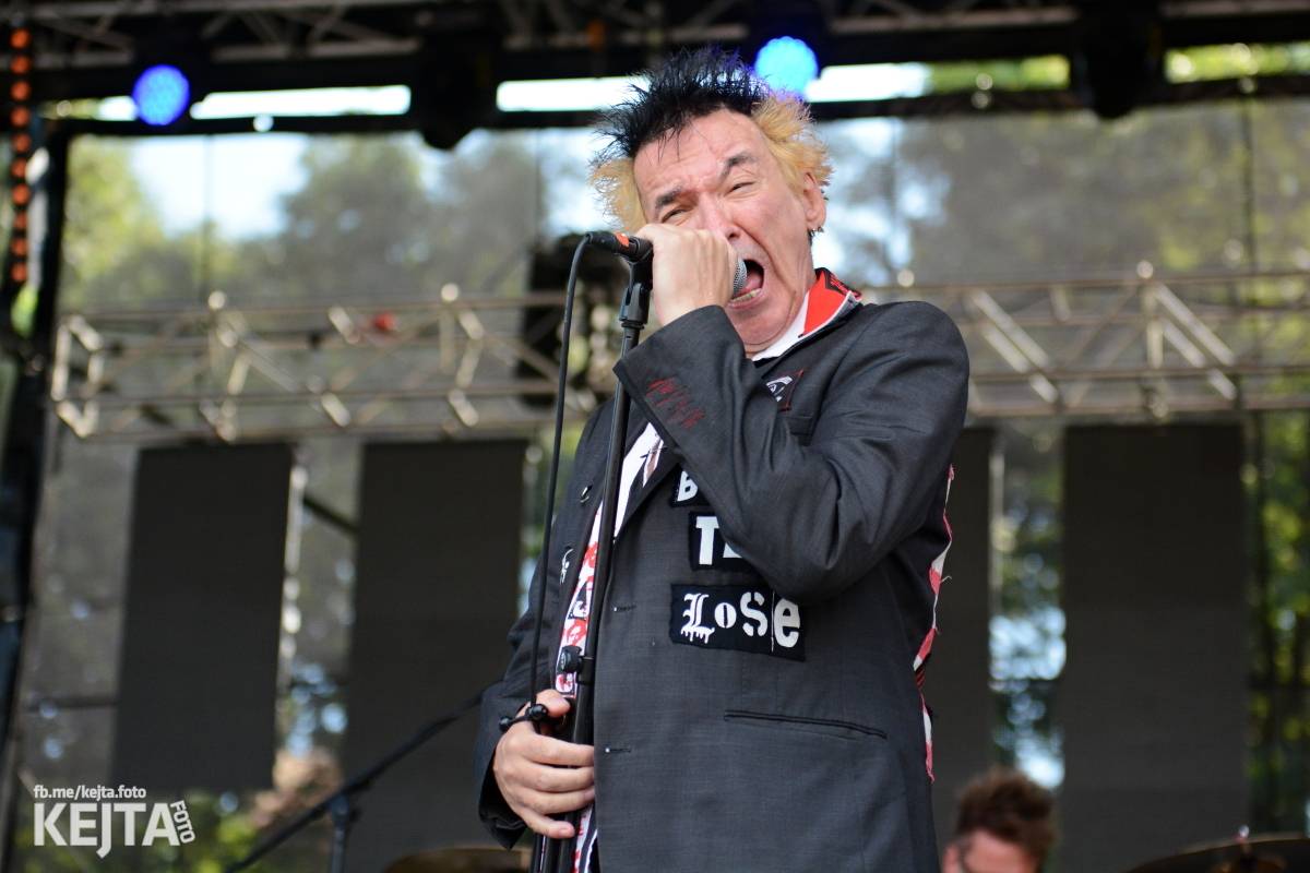 Páteční oslava Tří sester byla plná nejen punkových legend, zahráli Visací zámek, Ivan Mládek i Plexis