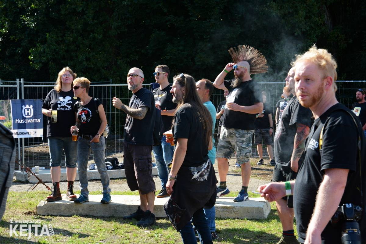 Páteční oslava Tří sester byla plná nejen punkových legend, zahráli Visací zámek, Ivan Mládek i Plexis