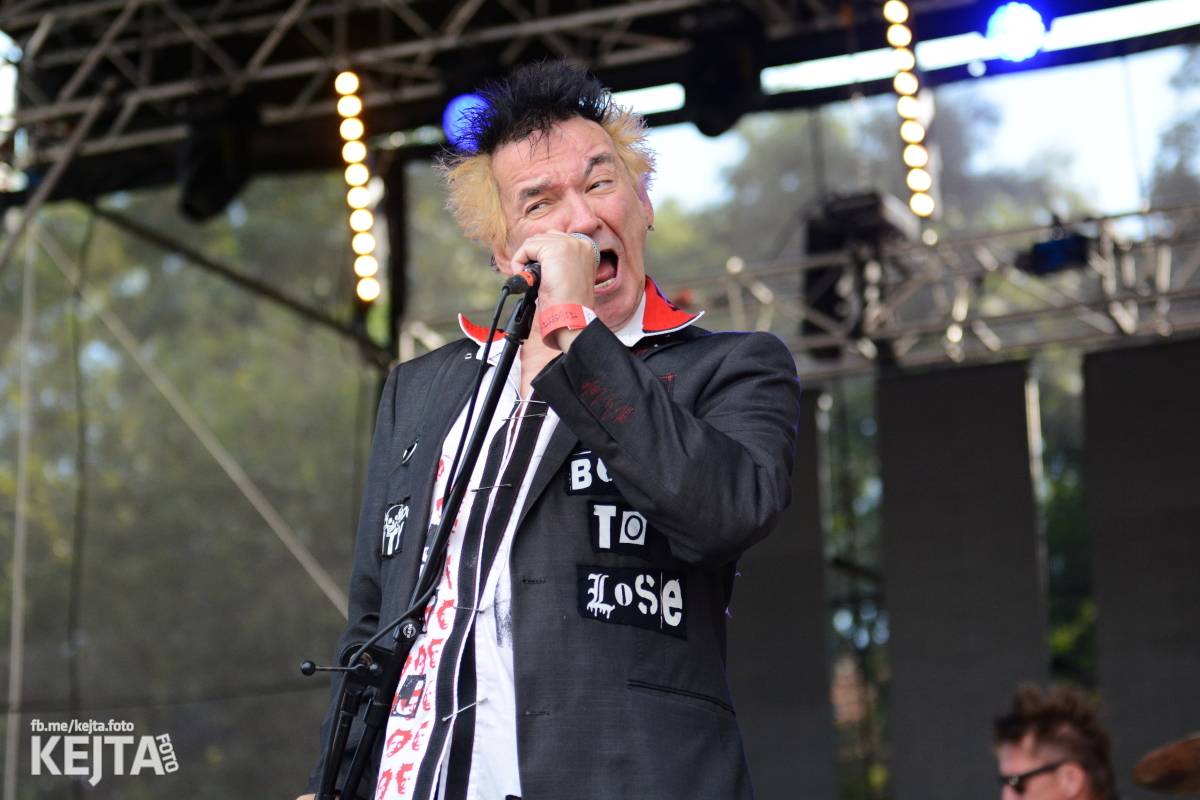 Páteční oslava Tří sester byla plná nejen punkových legend, zahráli Visací zámek, Ivan Mládek i Plexis