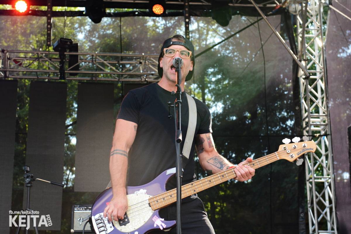 Páteční oslava Tří sester byla plná nejen punkových legend, zahráli Visací zámek, Ivan Mládek i Plexis