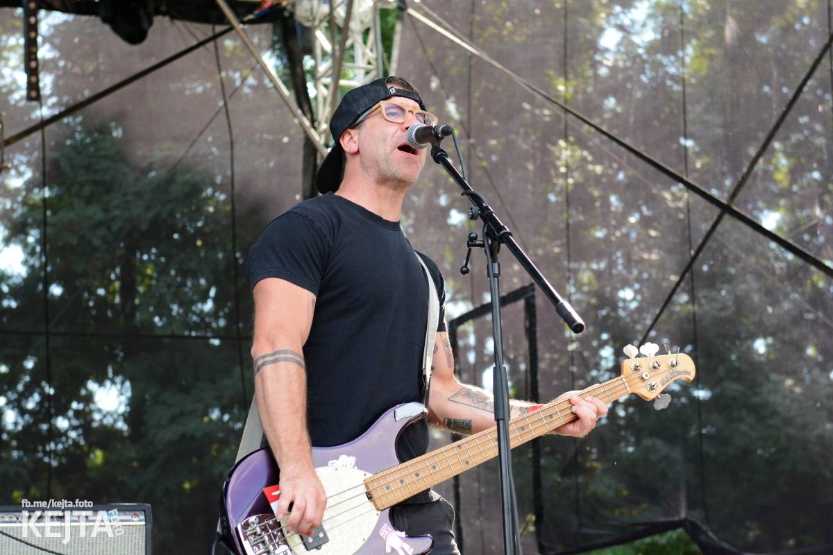 Páteční oslava Tří sester byla plná nejen punkových legend, zahráli Visací zámek, Ivan Mládek i Plexis