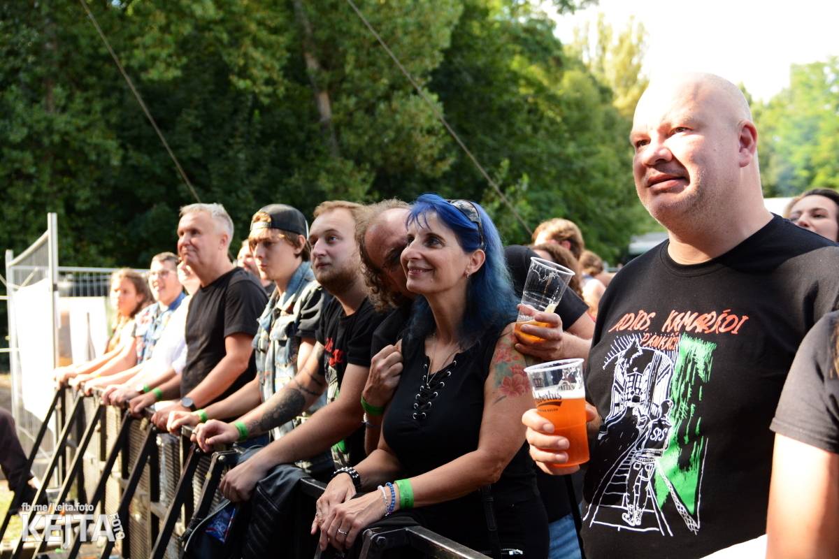 Páteční oslava Tří sester byla plná nejen punkových legend, zahráli Visací zámek, Ivan Mládek i Plexis