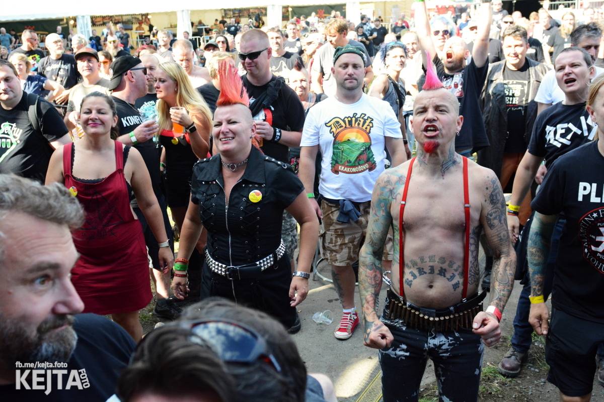 Páteční oslava Tří sester byla plná nejen punkových legend, zahráli Visací zámek, Ivan Mládek i Plexis