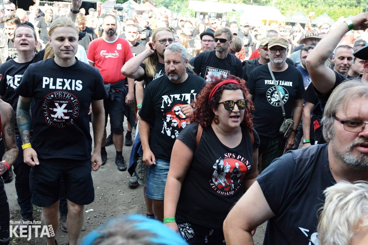 Páteční oslava Tří sester byla plná nejen punkových legend, zahráli Visací zámek, Ivan Mládek i Plexis