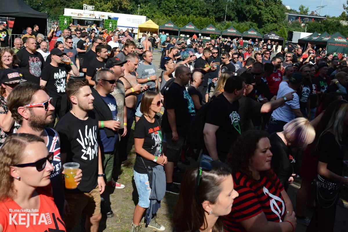 Páteční oslava Tří sester byla plná nejen punkových legend, zahráli Visací zámek, Ivan Mládek i Plexis