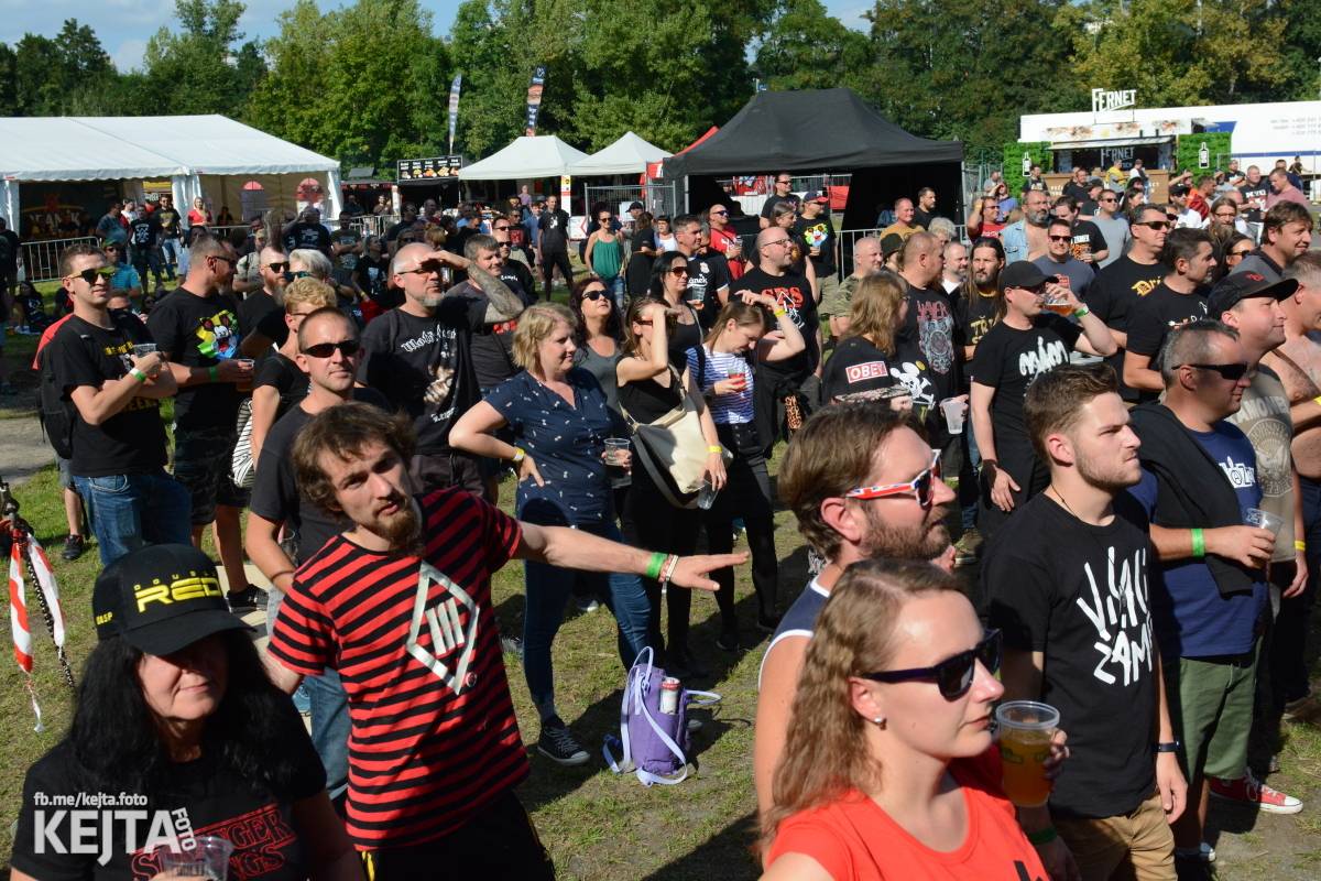 Páteční oslava Tří sester byla plná nejen punkových legend, zahráli Visací zámek, Ivan Mládek i Plexis