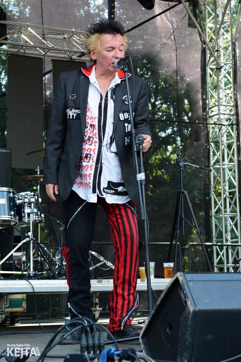 Páteční oslava Tří sester byla plná nejen punkových legend, zahráli Visací zámek, Ivan Mládek i Plexis