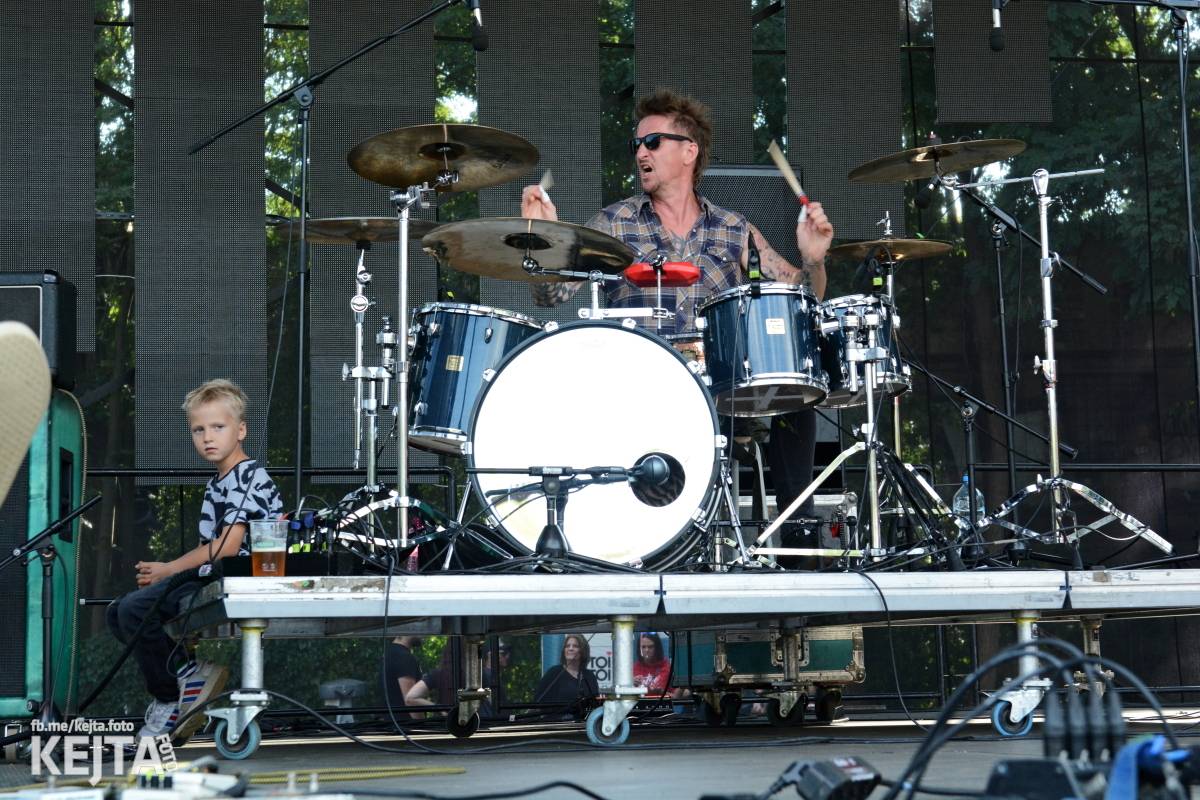 Páteční oslava Tří sester byla plná nejen punkových legend, zahráli Visací zámek, Ivan Mládek i Plexis