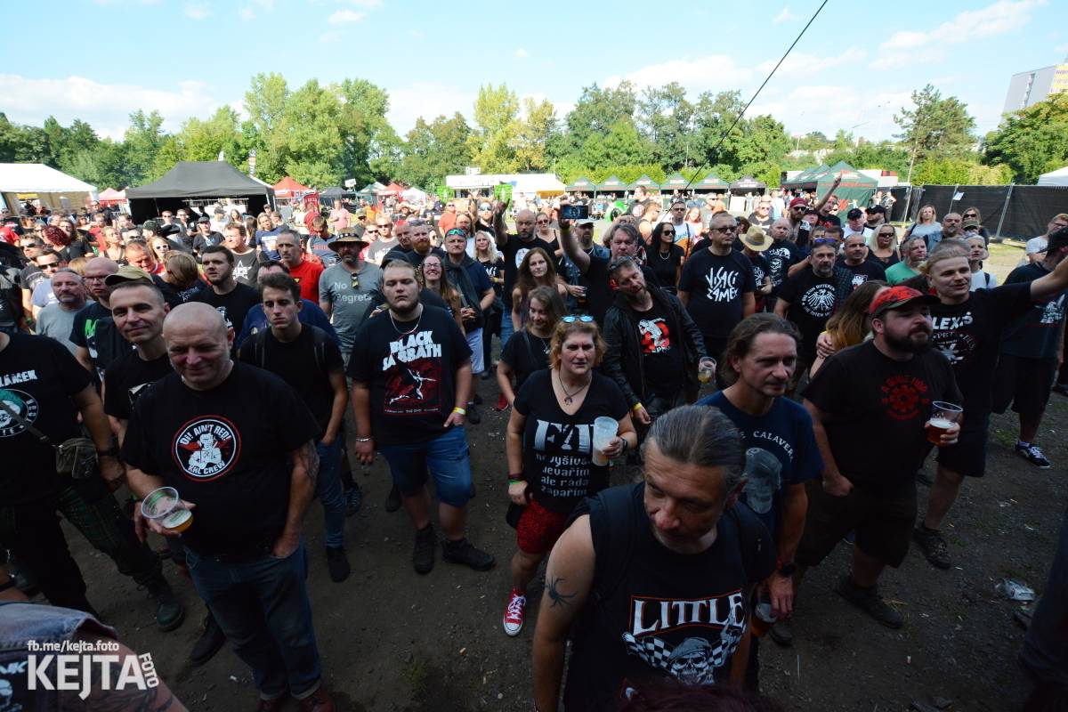 Páteční oslava Tří sester byla plná nejen punkových legend, zahráli Visací zámek, Ivan Mládek i Plexis