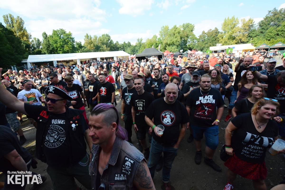 Páteční oslava Tří sester byla plná nejen punkových legend, zahráli Visací zámek, Ivan Mládek i Plexis