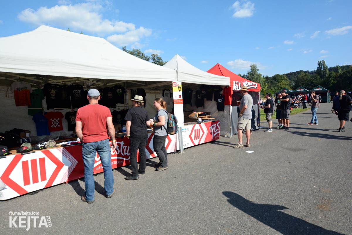 Páteční oslava Tří sester byla plná nejen punkových legend, zahráli Visací zámek, Ivan Mládek i Plexis